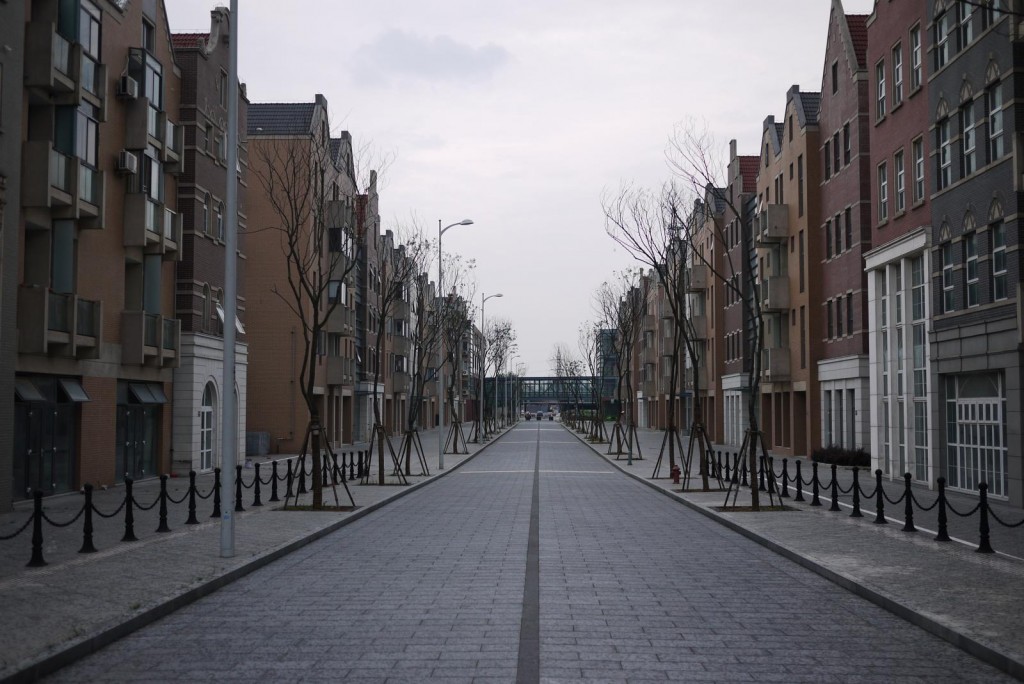 Een woonstraat in Holland Village door Richard Summers (aka Banalities)