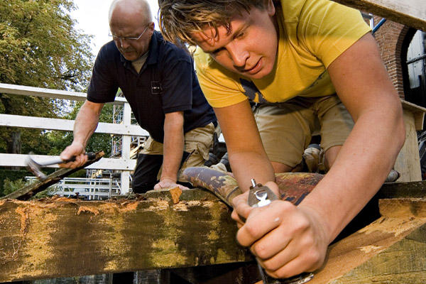 Leermeester en leerling restauratietimmeren. Foto: Arjen Veldt, in opdracht van Aannemingsbedrijf Jurriëns te Utrecht