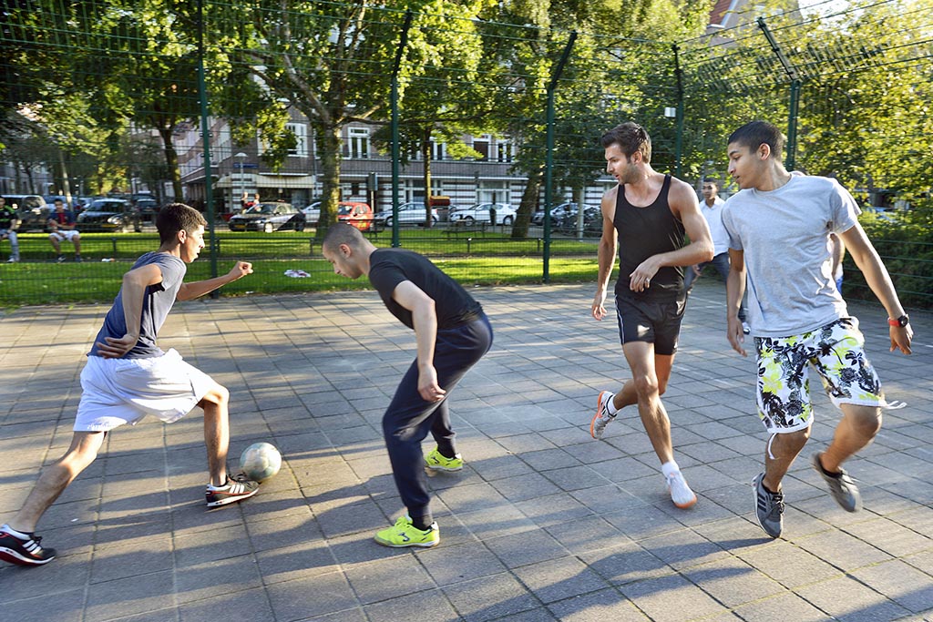 Straatvoetballers, Amsterdam. Foto Guus Dubbelman